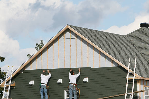 Professional Vinyl Siding technician working in Farmingdale, NJ